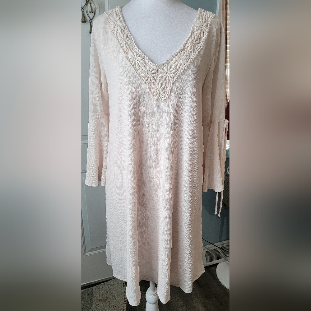 NAÏF Anthropologie Boho Flowy Shift Dress Womens M Cream Floral Crochet V Neck